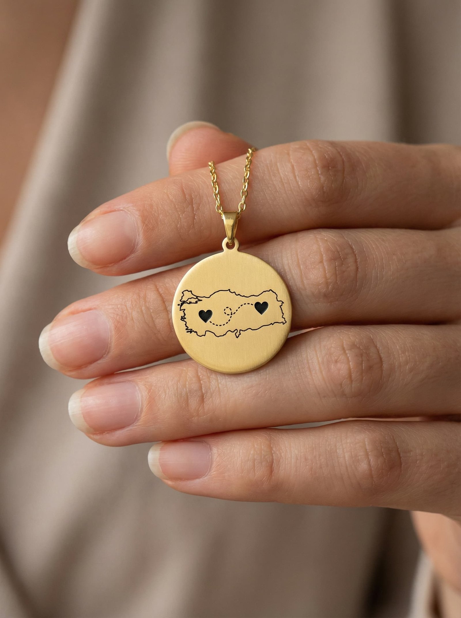 Kalpler Arası Mesafe Kolyesi – 925 Ayar Gümüş Kişiye Özel Harita Tasarımı